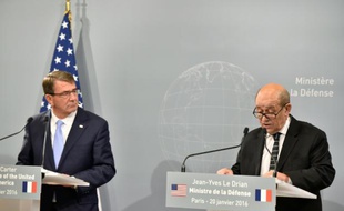 Le ministre de la Défense Jean-Yes Le Drian (d) et son homologue américain Ashton Carter lors d'une conférence de presse sur la lutte contre le groupe Etat islamique en Irak et en Syrie, le 20 janvier 2016 à Paris