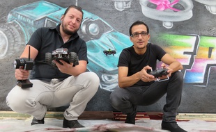 Jesse et Mehdi veulent faire découvrir au public le pilotage en immersion.