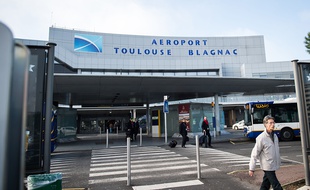 Le parvis de l'aéroport Toulouse-Blagnac.