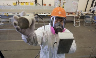 L'administration centrale japonaise promet de renforcer le contrôle des tâches de décontamination radioactive dans la région de la centrale accidentée de Fukushima, suite à des témoignages révélant que des milliards de yens partent en fumée dans des travaux bâclés.