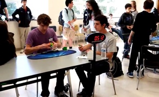 Un lycéen américain a battu le record du monde de Rubik's Cube.