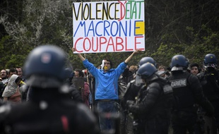 Un manifestant fait face aux gendarmes dimanche 15 avril 2018 dans la ZAD de Notre-Dame-des-Landes.