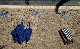 Des parasols et chaises longues sur le sable en bord de Seine à Paris, avant l'ouverture de Paris Plages, le 19 juillet 2016