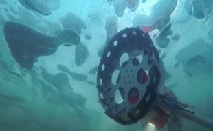 Le robot BRUIE, mis au point par les ingénieurs du Jet Propulsion Laboratory de la Nasa, en test dans les lacs gelés d'Alaska.