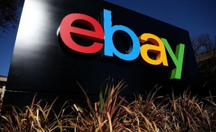 Le logo de eBay devant le siège social du groupe en Californie, le 22 janvier 2014