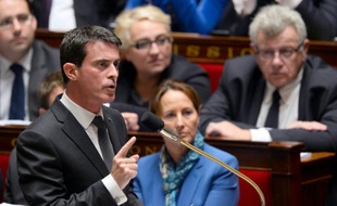 Le Premier ministre Manuel Valls (g), lors de la séance de questions au gouvernement du 17 novembre 2015 à l'Assemblée nationale à Paris