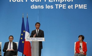 Le Premier ministre Manuel Valls (c) et les secrétaires d'Etat à la Réforme de l'Etat Thierry Mandon (g) et chargée du Commerce, de l'Artisanat, de la Consommation et de l'Économie sociale et solidaire Carole Delga à Paris, le 9 juin 2015