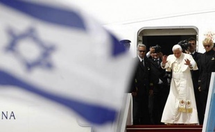Le pape Benoît XVI à l'aéroport ben Gouriou, à côté de Tel Aviv, achève sa tournée en Terre Sainte, le 15 mai 2009