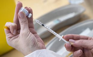 La pression monte pour obliger tous les soignants à se faire vacciner contre le Covid-19, avec un projet de loi en préparation.