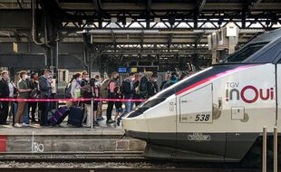 En avril dernier déjà, la police et les contrôleurs SNCF vérifiaient le port du masque, ainsi que les attestation de déplacement des voyageurs arrivant et partant a la gare de l'Est à Paris