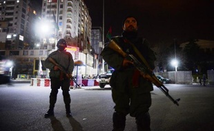 Des policiers le 21 mars 2014 devant l'hôtel Serena cible d'une attaque d'insurgés talibans