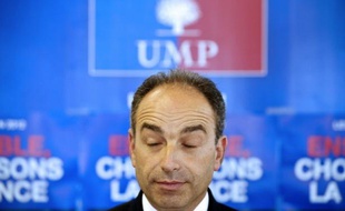 Le secrétaire général de l'UMP, Jean-François Copé, a estimé jeudi à Besançon que la question du leadership du parti se poserait "en septembre, pas maintenant", refusant de prendre part à la polémique née des propos de François Fillon.