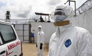 Des travailleurs de santé à l'hôpital de Monrovia au Liberia, le 30 septembre 2014