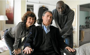 Anne Le Ny, François Cluzet et Omar Sy dans Intouchables d'Eric Toledano.