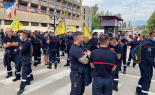 Plus de 250 sapeurs-pompiers, volontaires et professionnels, se sont mobilisés jeudi matin devant la préfecture des Alpes-Maritimes, selon le syndicat