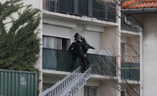 Mercredi 10 avri 2013, un forcené a pris en otage une femme dans son appartement à Montreuil.