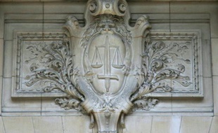 Détail en relief d'un mur du palais de justice de Paris, le 2 novembre 2015