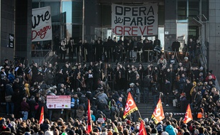 Les musiciens de l’Opéra Bastille en grève, jouent en extérieur sur les marches de l’Opéra.