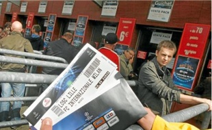 Hier, aux guichets du Stadium, le grand public a pu acheter ses sésames européens.