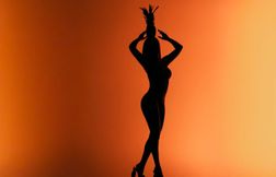 Karol G va jouer les meneuses de revue au Crazy Horse en septembre