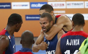 Tony Parker, félicité par ses coéquipiers après la victoire de l'équipe de France face à l'Espagne en demi-finale de l'Euro de basket, le 20 septembre 2013.