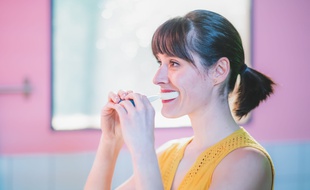La brosse à dents nouvelle génération Y-Brush a été mise au point à Lyon par la société FasTeesH.