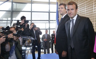 Emmanuel Macron devant Arnaud Montebourg, son prédecesseur au ministère de l'Economie, lors de la passation de pouvoir à Bercy, le 27 août 2014.