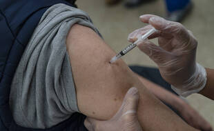 Une infirmière administre un vaccin contre le Covid-19 à New York, le 13 février.