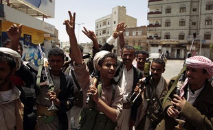 Des fidèles de Sadeq al-Ahmar, le chef de la fédération tribale Hached au Yémen, célèbrent le départ du président Saleh en Arabie Saoudite, le 6 juin 2011 à Sanaa.