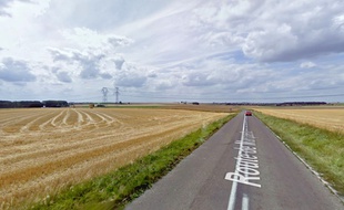 Ivre, l'automobiliste s'était endormi au milieu de cette route de campagne.