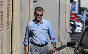 L'acteur Pierce Brosnan dans les rues de Los Angeles