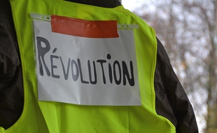Illustration d'un gilet jaune siglé du mot Révolution