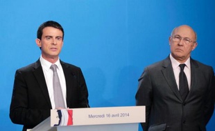 Le premier ministre Manuel Valls (g), avec à ses côtés le ministre des Finances Michel Sapin, lors de son intervention après le Conseil des ministres, le 16 avril 2014 à Paris