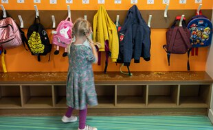 Une jeune élève dans une école maternelle.