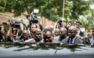 Le président congolais Denis Sassou Nguesso quitte un bureau de vote à Brazzaville, le 20 mars 2016