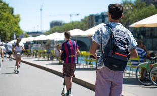 Deux jeunes hommes à trottinette sur les quais de Seine, à Paris Plages, le 9 juillet 2019.