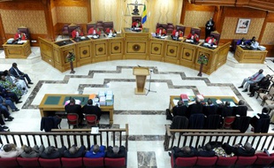 La Cour constitutionnelle du Gabon et sa présidente, Marie-Madeleine Mborantsuo (C), prennent place avant une audience à Libreville, le 22 septembre 2016.