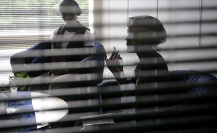 Séance d'écoute et de soutien psychologique dans un Centre d'hébergement et de réinsertion sociale (photo d'illustration).