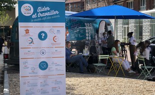 Grâce à cette caravane, les assistantes sociales vont à la rencontre des aidants et des soignants, pour mieux les renseigner et sensibiliser le grand public à ce sujet invisible.