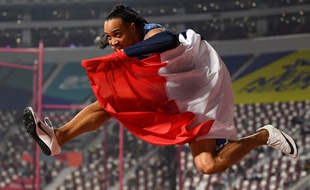 Pascal Martinot-Lagarde fête sa médaille de bronze sur 110m haies lors des Mondiaux de Doha, le 2 octobre 2019.