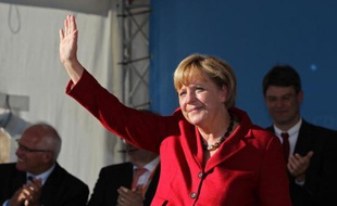 La chancelière Angela Merkel a conservé sa large avance sur son rival social-démocrate Peer Steinbrück après leur débat télévisé, selon un sondage publié jeudi, à un peu plus de deux semaines des législatives.