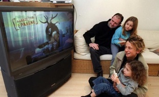 Une famille regarde la télévision