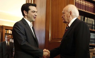Le président grec Karolos Papoulias et le chef de file de Syriza (gauche radicale) Alexis Tsipras, le 8 mai 2012 à Athènes.