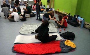 De jeunes indépendantistes catalans occupent une école à Barcelone à la veille du référendum d'autodétermination interdit, le 30 septembre 2017.