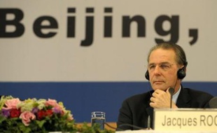 Le Comité international olympique, pris dans la tourmente après les violences qui ont émaillé le parcours de la flamme olympique, a rappelé jeudi à la Chine ses promesses d'améliorer les droits de l'Homme avant les Jeux, s'attirant une réplique immédiate de Pékin