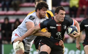 Le numéro 8 du Stade Toulousain Louis Picamoles, avec le ballon, tente de résister au pilier d'Oyonnax Antoine Guillamon, le 21 novembre 2015 lors d'un match de Champions Cup au stade Ernest-Wallon de Toulouse.