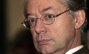 Philippe Marini, rapporteur général UMP du budget au Sénat, a plaidé en faveur d'une réduction de moitié du poids de l'impôt sur la fortune, dans une interview à paraître jeudi dans les Echos.