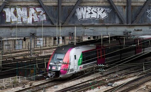 Un train «Transilien» en direction de la Gare Saint-Lazare, à Paris, en octobre 2013