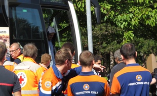 Les bénévoles de la Protection civile accueille les premiers réfugiés à la descente du car, à l'île de loisirs de Cergy-Pontoise.