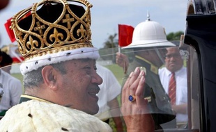 Le roi du Tonga, Siaosi Tupou V, âgé de 63 ans, est mort dimanche dans un hôpital de Hong Kong, a annoncé le site d'informations Matangi Tonga Online.
